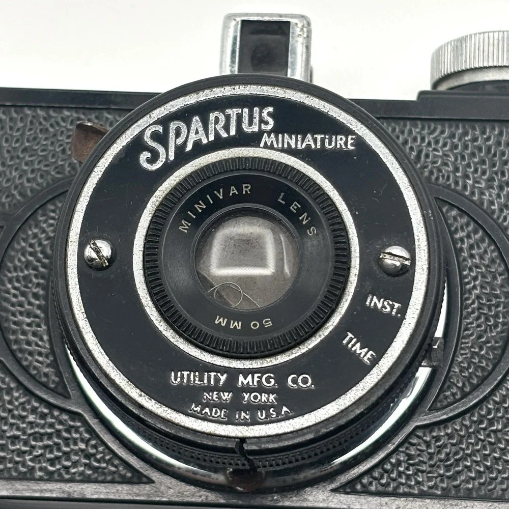 VINTAGE 1950s SPARTUS MINIATURE 35mm CAMERA UNTESTED.